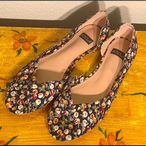 N.Y.L.A. D’orsay flats
Blue floral fabric, nwot(9)